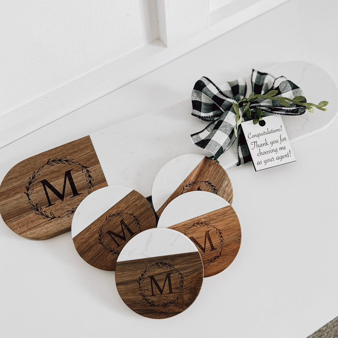 Real Estate Rounded Marble and Acacia Wood gift set 1 includes matching round coasters